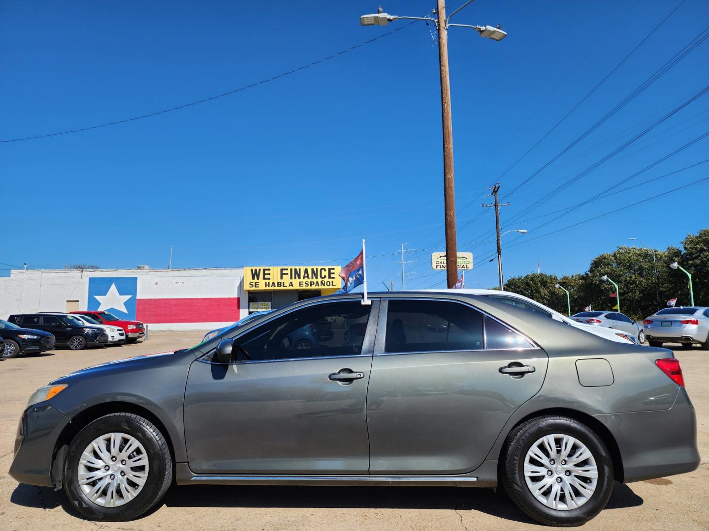 2014 GREEN Toyota Camry LE (4T4BF1FK0ER) with an 2.5L L4 DOHC 16V engine, 6-Speed Automatic transmission, located at 2660 S.Garland Avenue, Garland, TX, 75041, (469) 298-3118, 32.885551, -96.655602 - Welcome to DallasAutos4Less, one of the Premier BUY HERE PAY HERE Dealers in the North Dallas Area. We specialize in financing to people with NO CREDIT or BAD CREDIT. We need proof of income, proof of residence, and a ID. Come buy your new car from us today!! This is a SUPER CLEAN 2014 TOYOTA CAM - Photo#6